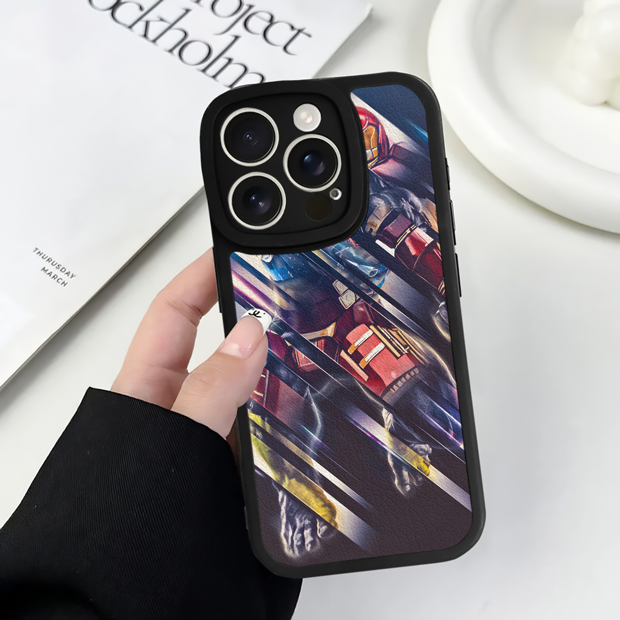 （画像用） アベンジャーズ The Avengers 【iPhone 16シリーズ対応】シリコンスマホケース（レザー調） 材質：シリコン